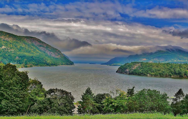 SCENES OF THE HUDSON VALLEY: Trophy Point SCENES OF THE HUDSON VALLEY: Trophy Point