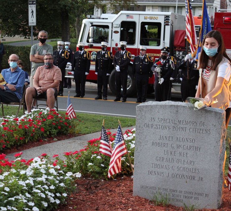 rsz_girl_scout_cara_fagelman_an_11th_grader_at_north_rockland_high_school_places_rose_on_memorial_photo-kathy_kahn
