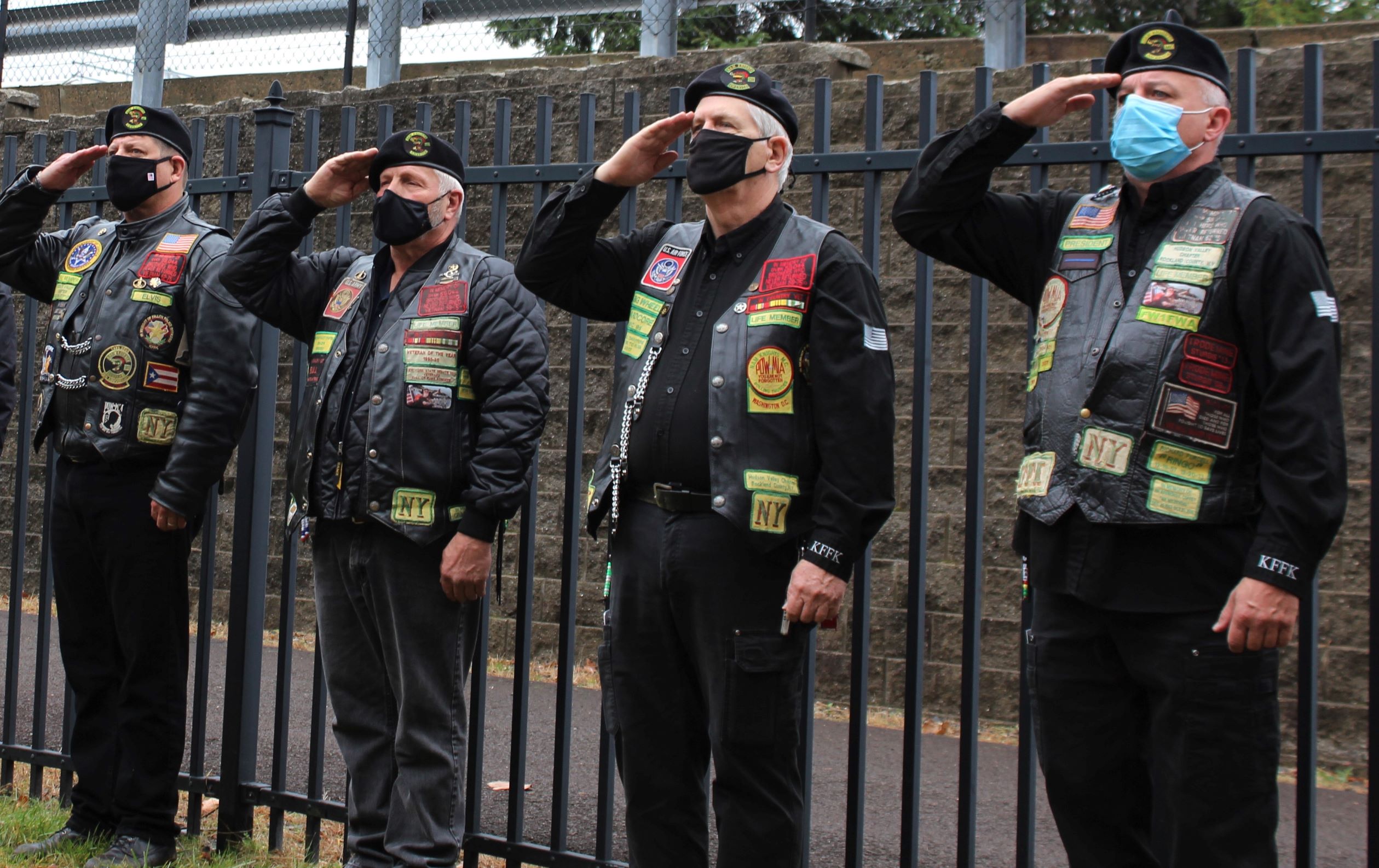 Rockland Chaper of Nam Knights salute fallen brothers at Mount Moor (Photo-Kathy Kahn)(1)