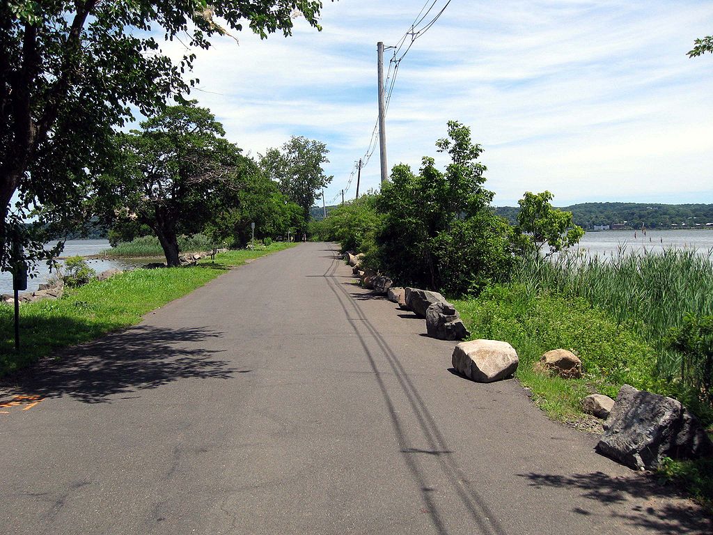 1024px-Piermont_pier_jeh
