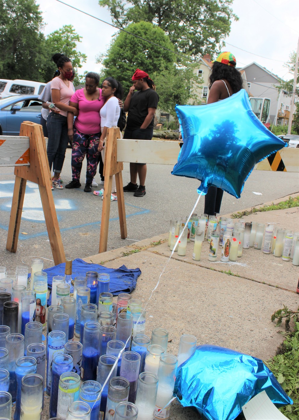 Relatives_comfort_grieving_mother_of_Tyriiq_Seward_supported_by_relatives_as_she_visits_the_memorial_to_her_son_30